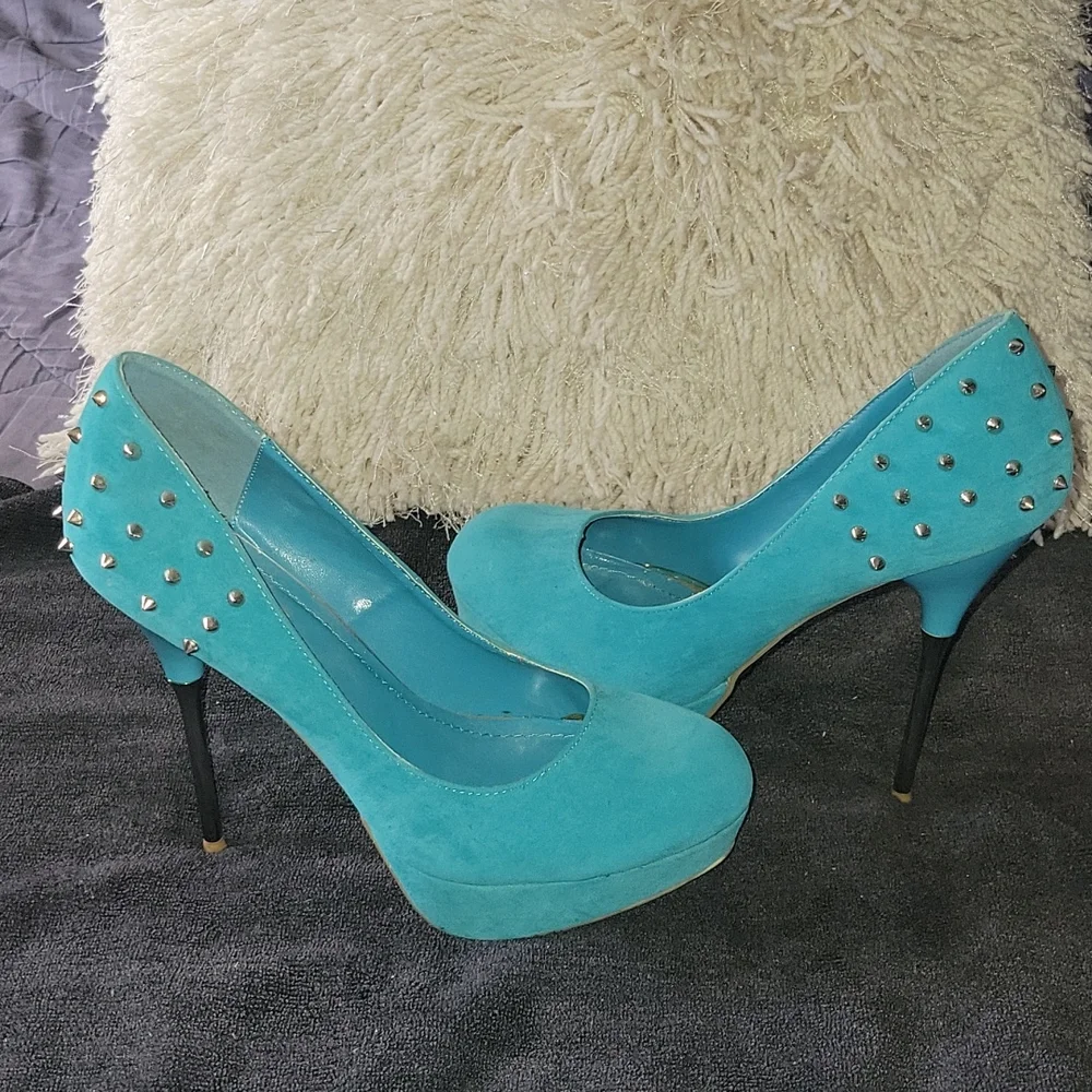 Shoes - Picture 3 of 4